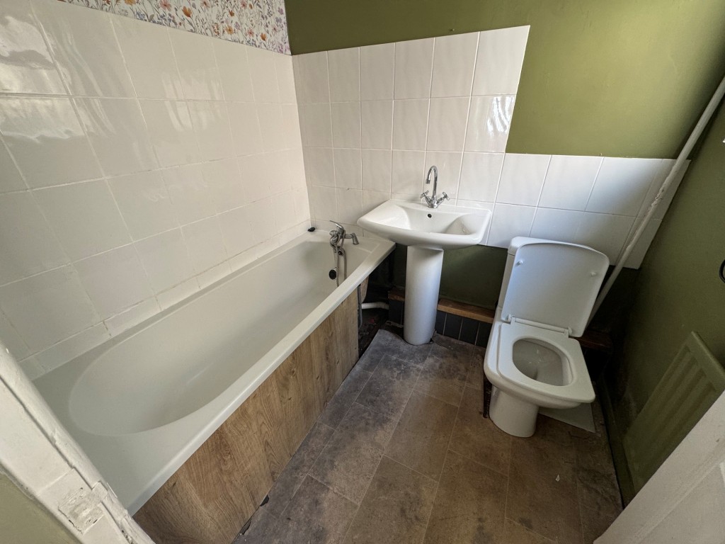 Lot: 202 - THREE-BEDROOM TERRACE HOUSE FOR IMPROVEMENT - Bathroom